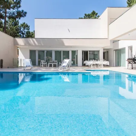 Вилла Aroeira Sleeps 10 Pool Wifi