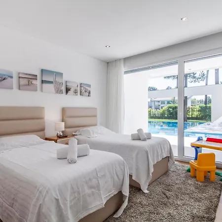 Aroeira Sleeps 10 Pool Wifi Вилла